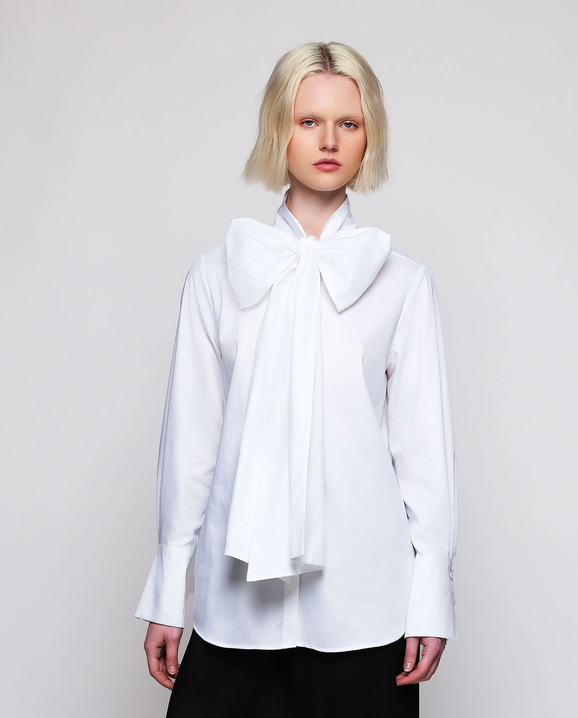 Camisa blanca con maxi lazada de algodón